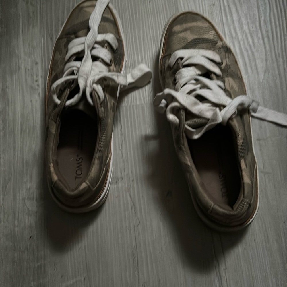 Campflauge Tom’s sneakers